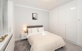 Excellent, Three Bedroom North London Apartment With Free Parking